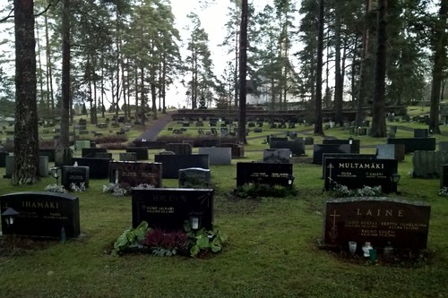 Kuva, jossa näkyy lukuisia hautakiviä Jokioisten hautausmaalla